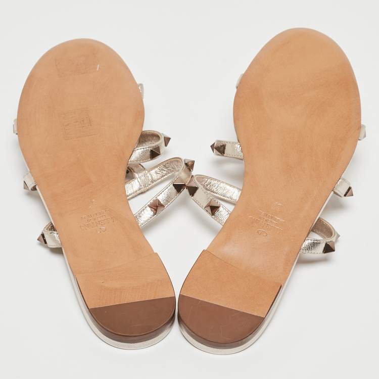 مملوكة مسبقًا Valentino Gold Foil Leather Rockstud Strappy Flat Sandals Size 37