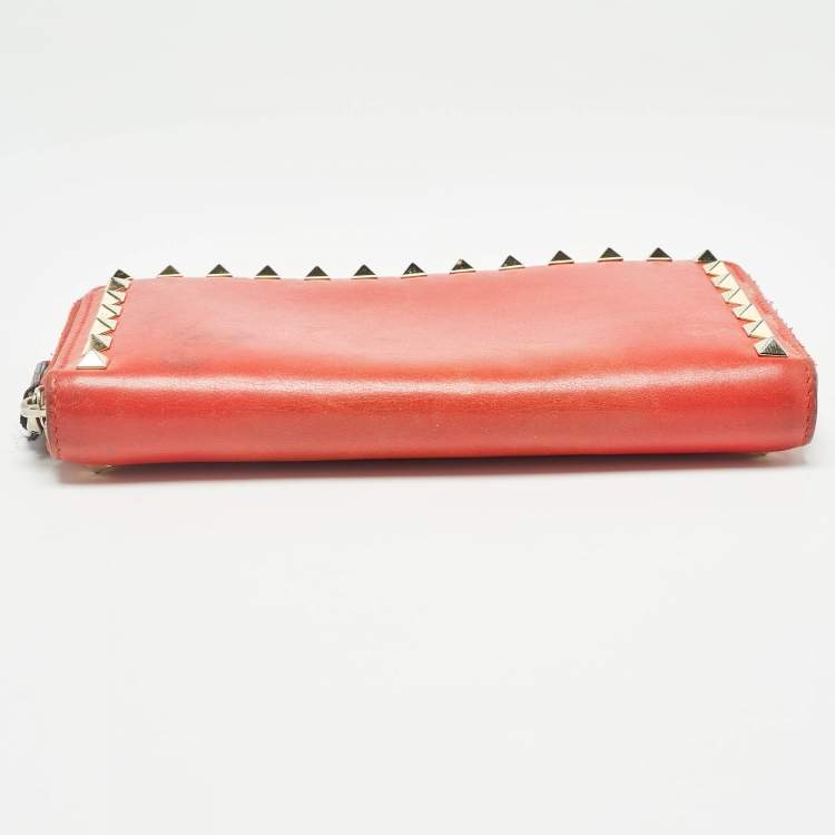 Pre Owned Valentino Red Leather Rockstud Zip Around Continental Wallet