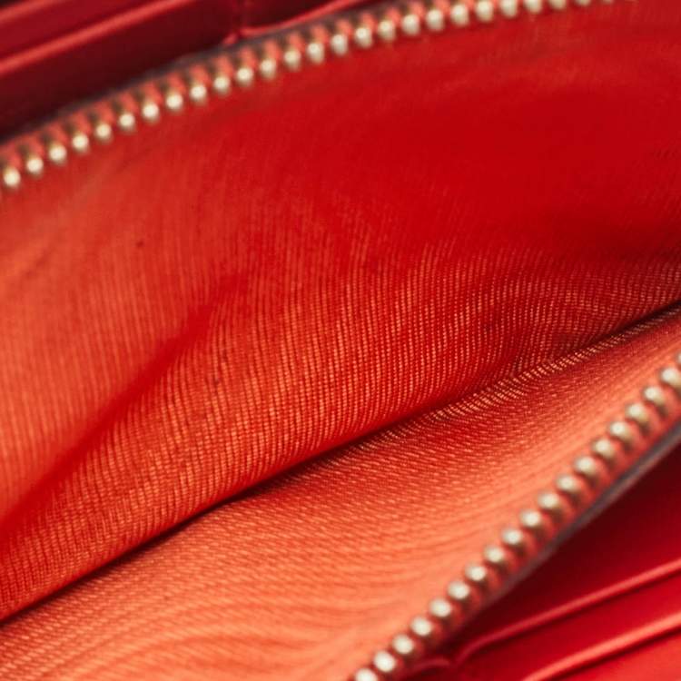 Pre Owned Valentino Red Leather Rockstud Zip Around Continental Wallet