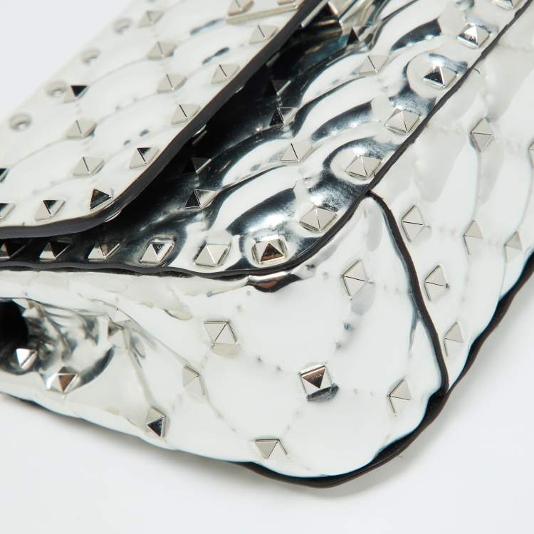 مملوكة مسبقًا Valentino Silver Quilted Patent Leather Small Rockstud Spike Chain Top Handle Bag