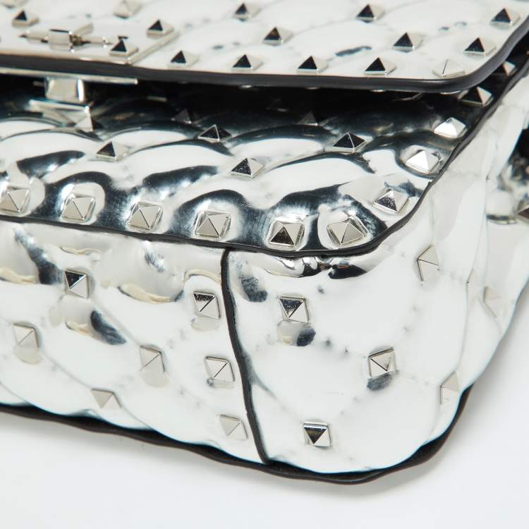 مملوكة مسبقًا Valentino Silver Quilted Patent Leather Small Rockstud Spike Chain Top Handle Bag