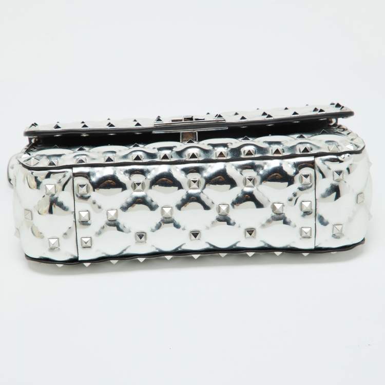 مملوكة مسبقًا Valentino Silver Quilted Patent Leather Small Rockstud Spike Chain Top Handle Bag