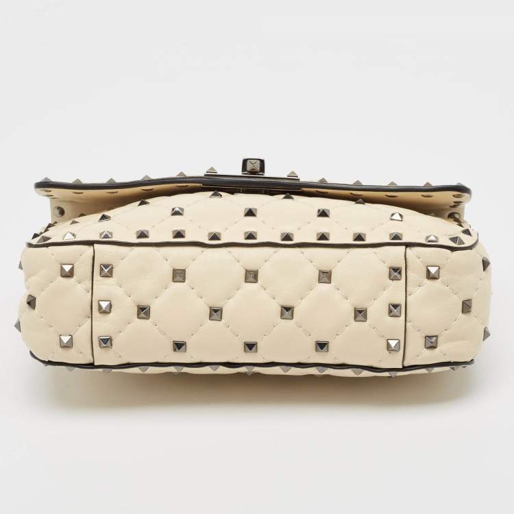 مملوكة مسبقًا Valentino Cream Quilted Leather Small Rockstud Spike Top Handle Bag