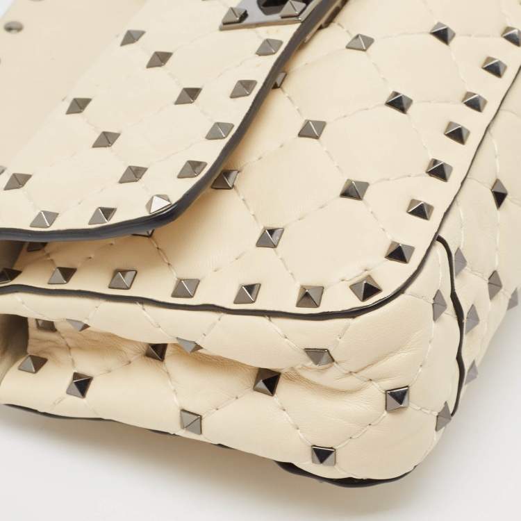مملوكة مسبقًا Valentino Cream Quilted Leather Small Rockstud Spike Top Handle Bag