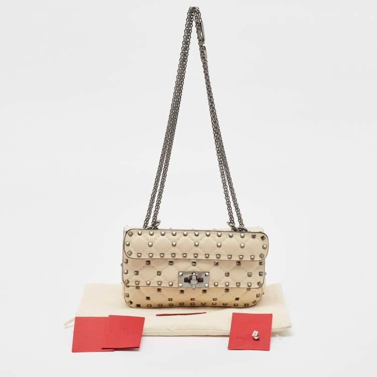 مملوكة مسبقًا Valentino Cream Quilted Leather Small Rockstud Spike Top Handle Bag