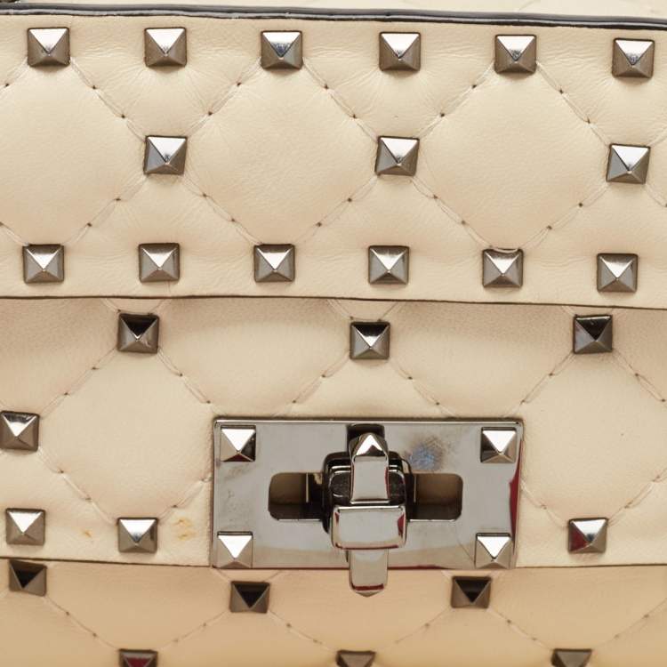 مملوكة مسبقًا Valentino Cream Quilted Leather Small Rockstud Spike Top Handle Bag