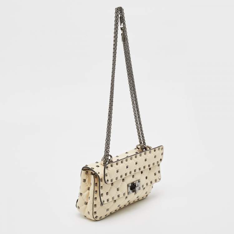 مملوكة مسبقًا Valentino Cream Quilted Leather Small Rockstud Spike Top Handle Bag