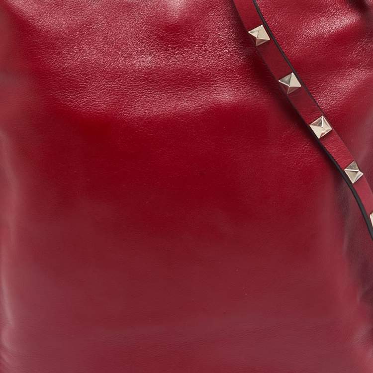Pre Owned Valentino Red Leather Rockstud Flat Crossbody Bag