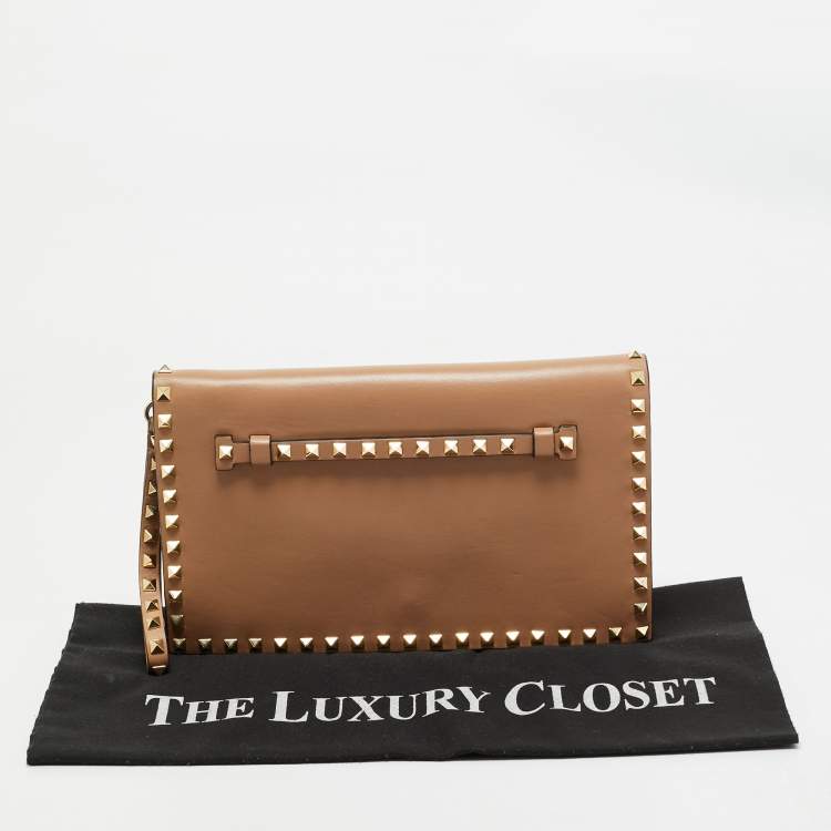 Pre Owned Valentino Beige Leather Rockstud Flap Wristlet Clutch