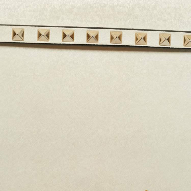 Pre Owned Valentino Off White Leather Rockstud Wristlet Clutch