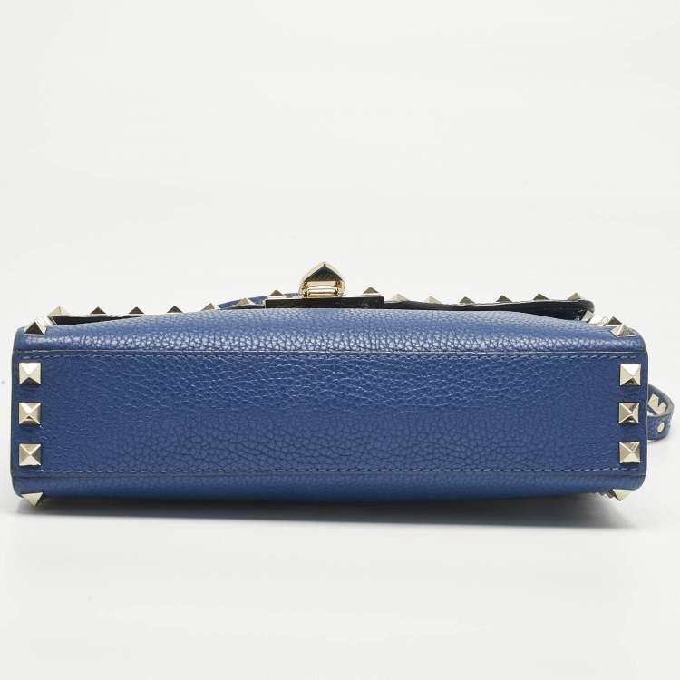 مملوكة مسبقًا Valentino Blue Leather Rockstud Flap Crossbody Bag