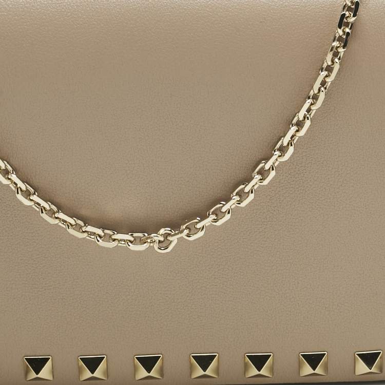Pre Owned Valentino Beige Leather Rockstud Chain Clutch