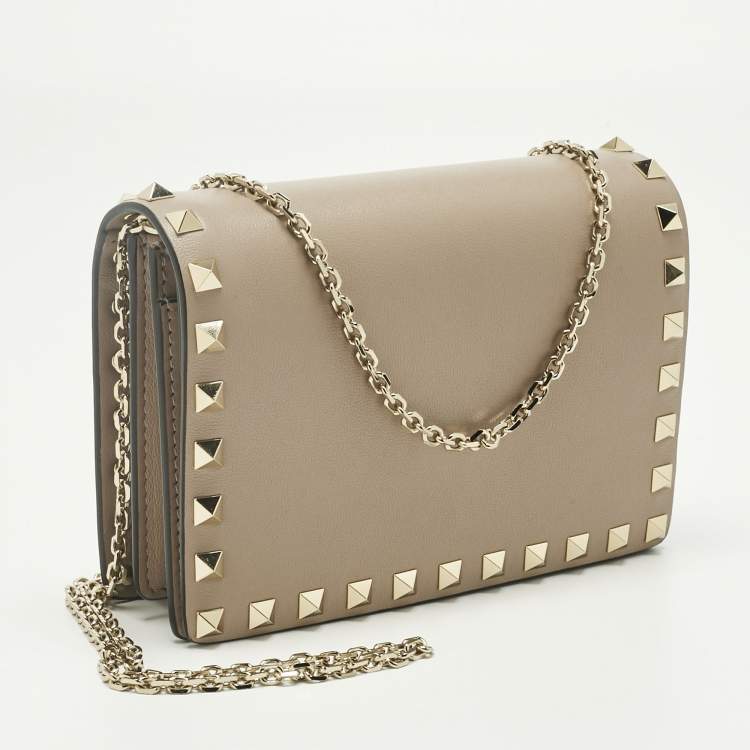 Pre Owned Valentino Beige Leather Rockstud Chain Clutch