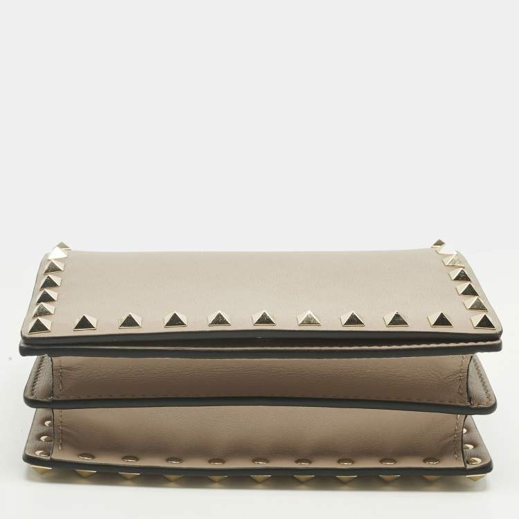 Pre Owned Valentino Beige Leather Rockstud Chain Clutch