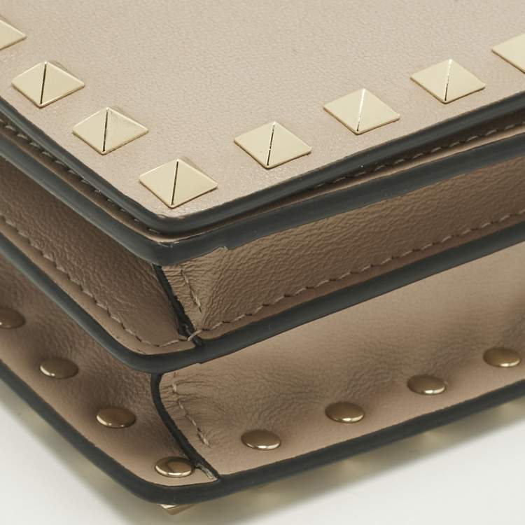 Pre Owned Valentino Beige Leather Rockstud Chain Clutch