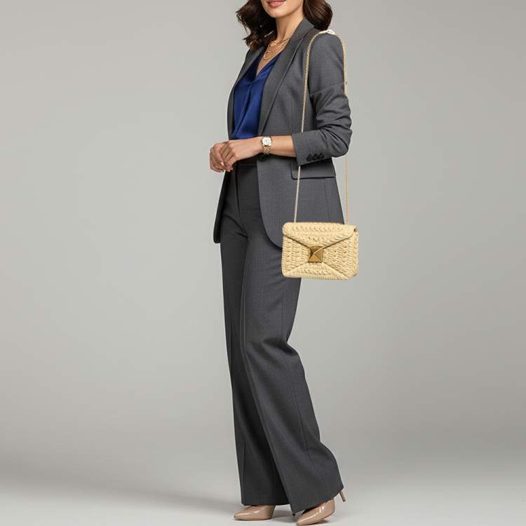 Pre Owned Valentino One Stud Beige Raffia Shoulder Bag