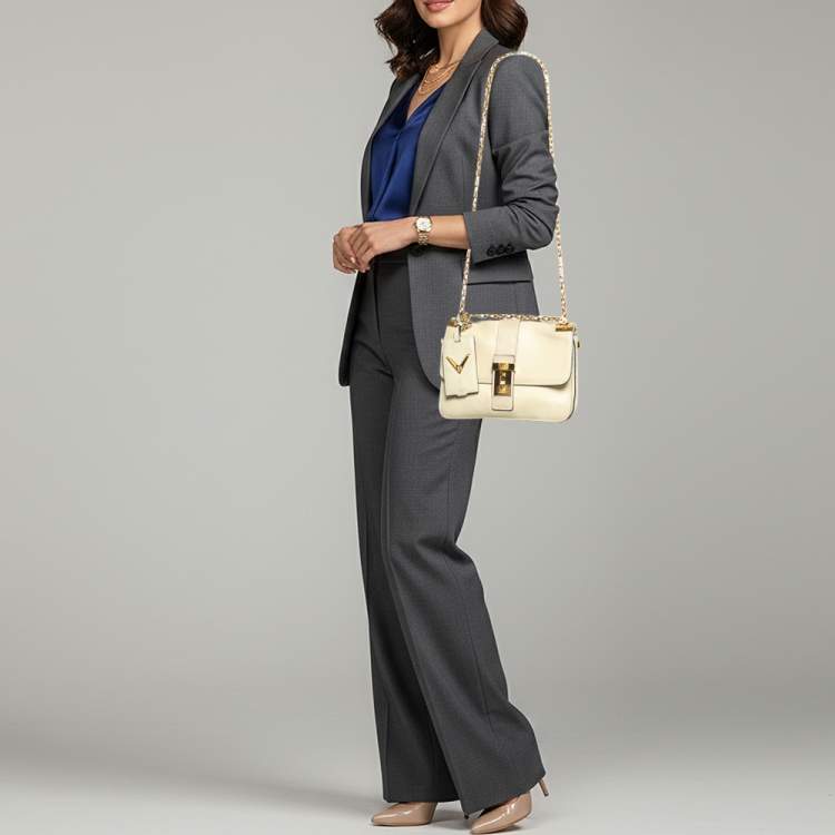 مملوكة مسبقًا Valentino B-Rockstud Medium Cream Leather Shoulder Bag