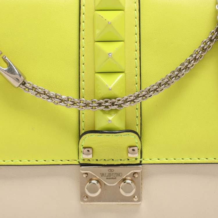 مملوكة مسبقًا Valentino Neon Yellow/Cream Leather Medium Rockstud Glam Lock Flap Bag