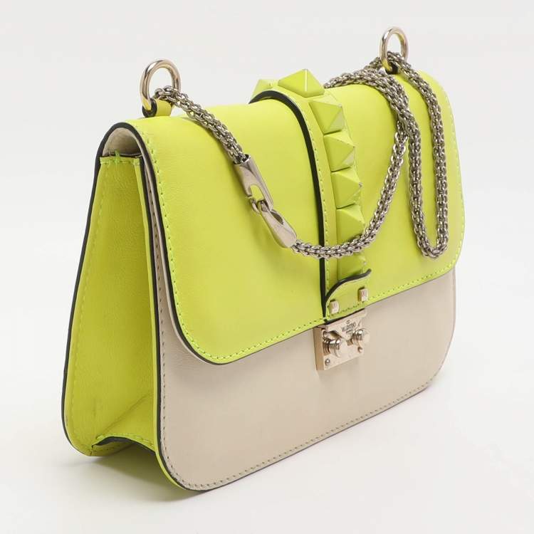 مملوكة مسبقًا Valentino Neon Yellow/Cream Leather Medium Rockstud Glam Lock Flap Bag