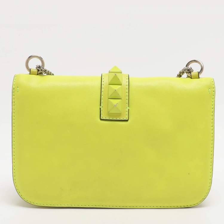 مملوكة مسبقًا Valentino Neon Yellow/Cream Leather Medium Rockstud Glam Lock Flap Bag