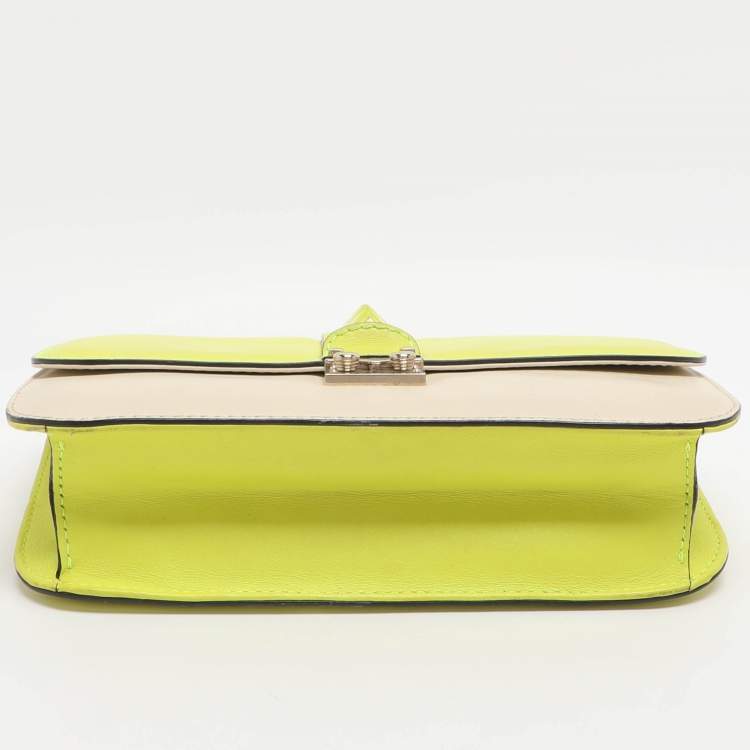 مملوكة مسبقًا Valentino Neon Yellow/Cream Leather Medium Rockstud Glam Lock Flap Bag