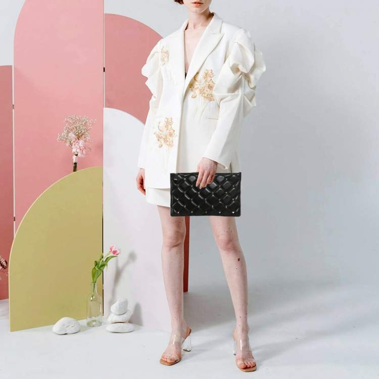 Pre Owned حقيبة كلتش فالنتينو روكستاد سبايك منفخة مبطنة جلد أسود