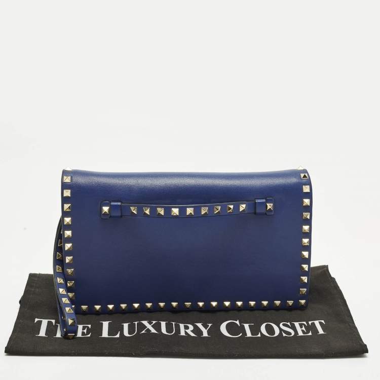 مملوكة مسبقًا Valentino Rockstud Flap Dark Blue Leather Wristlet Clutch