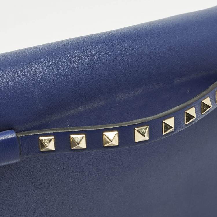 مملوكة مسبقًا Valentino Rockstud Flap Dark Blue Leather Wristlet Clutch