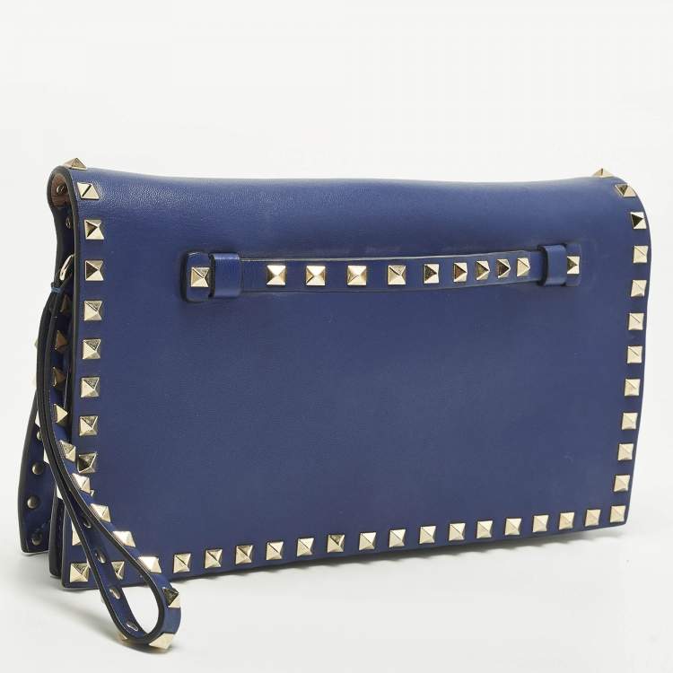 مملوكة مسبقًا Valentino Rockstud Flap Dark Blue Leather Wristlet Clutch