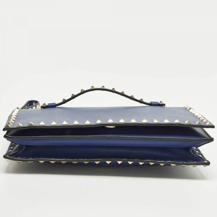 مملوكة مسبقًا Valentino Rockstud Flap Dark Blue Leather Wristlet Clutch