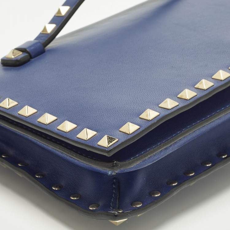 مملوكة مسبقًا Valentino Rockstud Flap Dark Blue Leather Wristlet Clutch