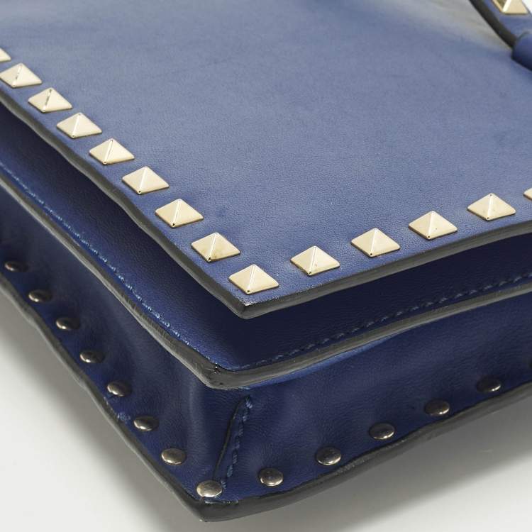 مملوكة مسبقًا Valentino Rockstud Flap Dark Blue Leather Wristlet Clutch