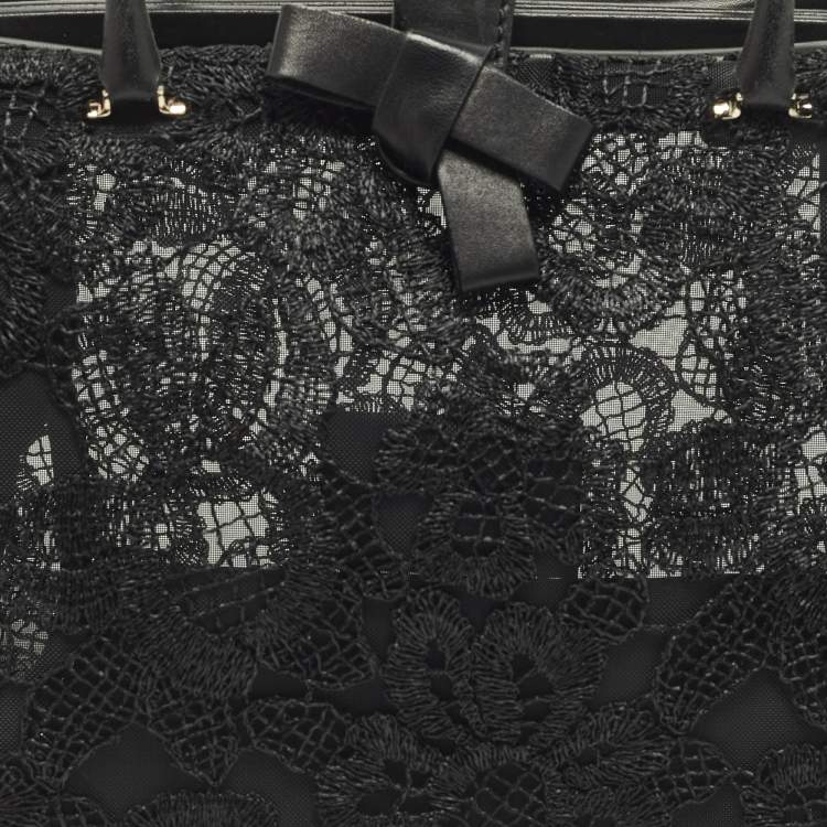 Pre Owned حقيبة يد فالنتينو مشبكة مزينة بالتطريز و جلد أسود مع فيونكة