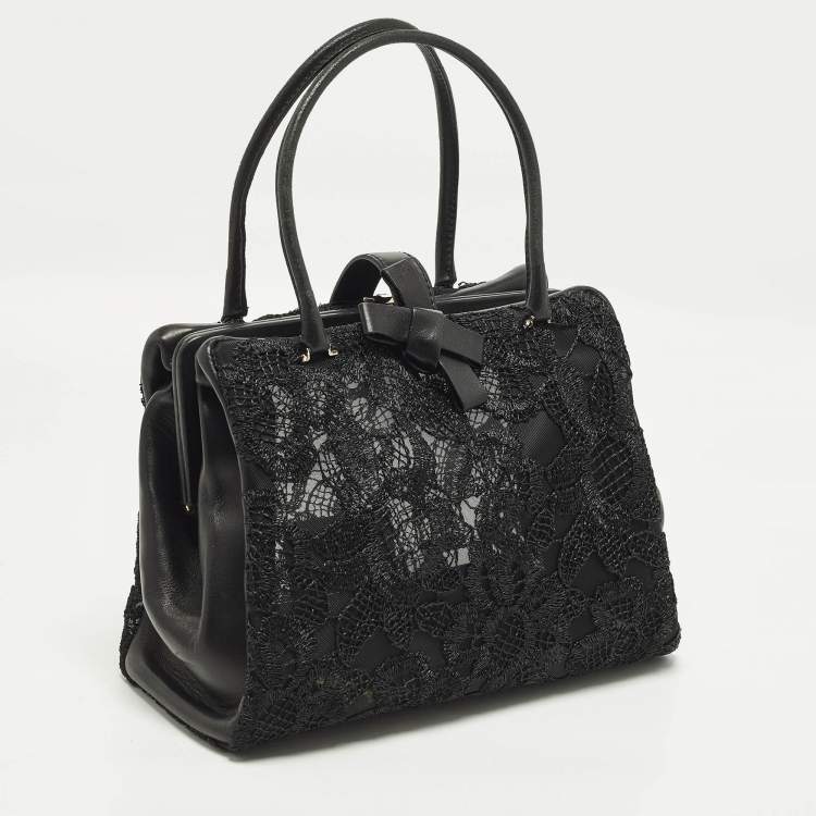 Pre Owned حقيبة يد فالنتينو مشبكة مزينة بالتطريز و جلد أسود مع فيونكة