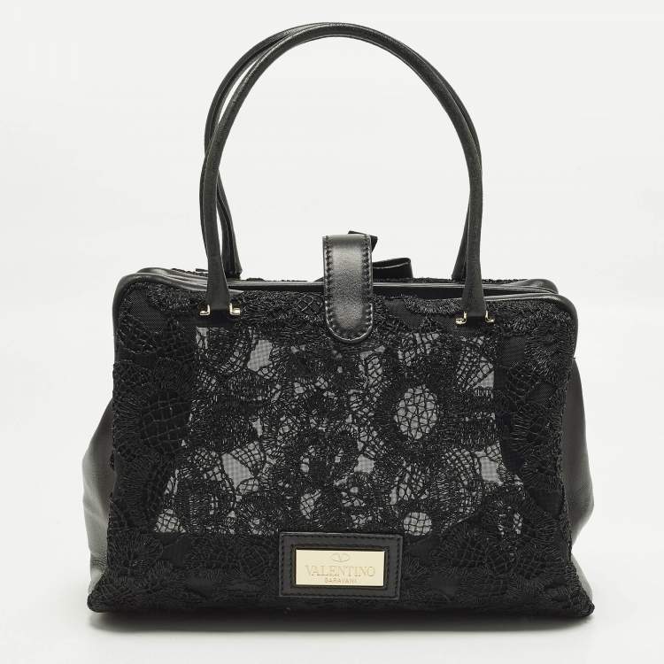 Pre Owned حقيبة يد فالنتينو مشبكة مزينة بالتطريز و جلد أسود مع فيونكة