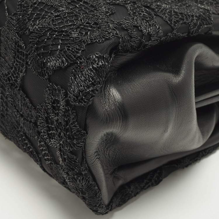 Pre Owned حقيبة يد فالنتينو مشبكة مزينة بالتطريز و جلد أسود مع فيونكة