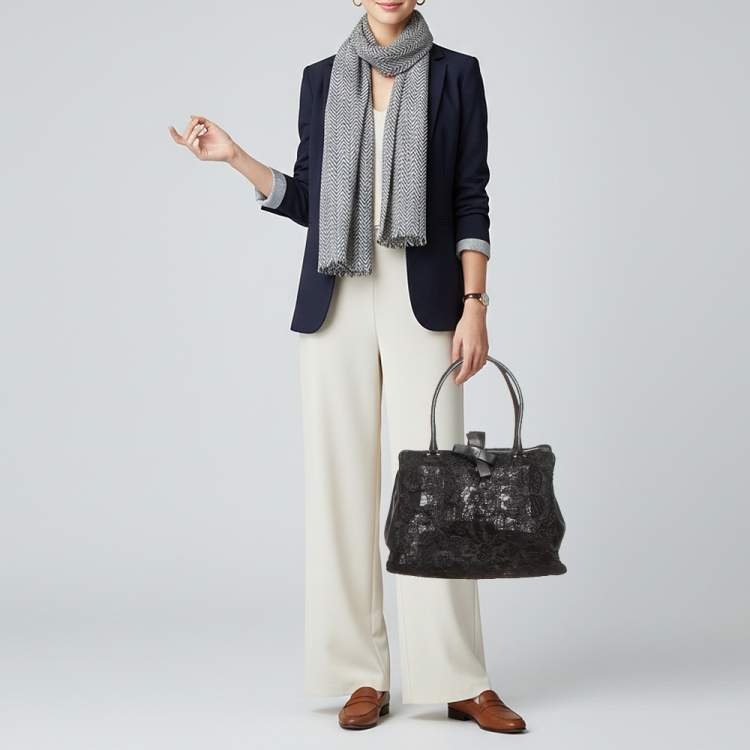 Pre Owned حقيبة يد فالنتينو مشبكة مزينة بالتطريز و جلد أسود مع فيونكة