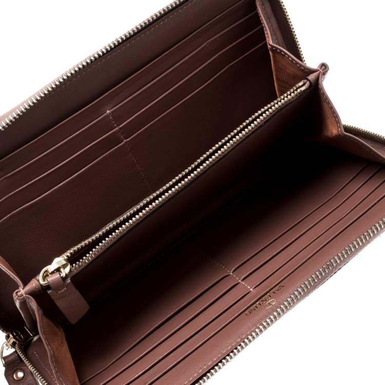 Pre Owned Valentino Nude Pink Leather Rockstud Zip Around Wallet