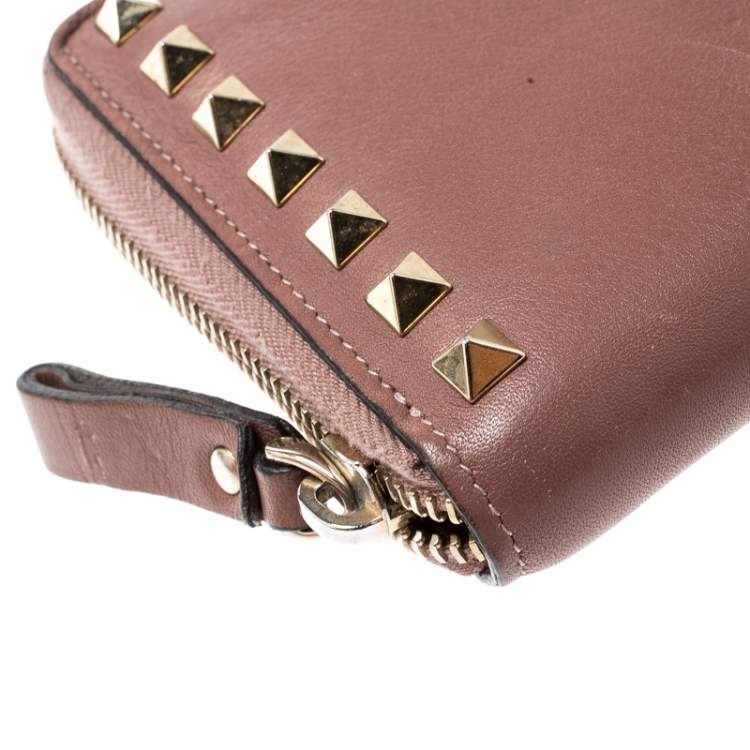 Pre Owned Valentino Nude Pink Leather Rockstud Zip Around Wallet
