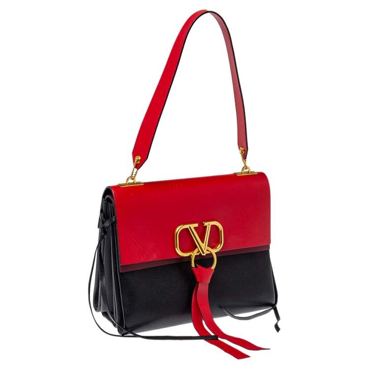 مملوكة مسبقًا Valentino Black/red Leather Medium V-Ring Flap Top Handle Bag