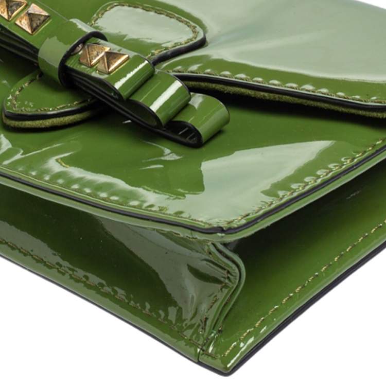 Pre Owned Valentino Green Patent Leather Rockstud Bow Wristlet Clutch