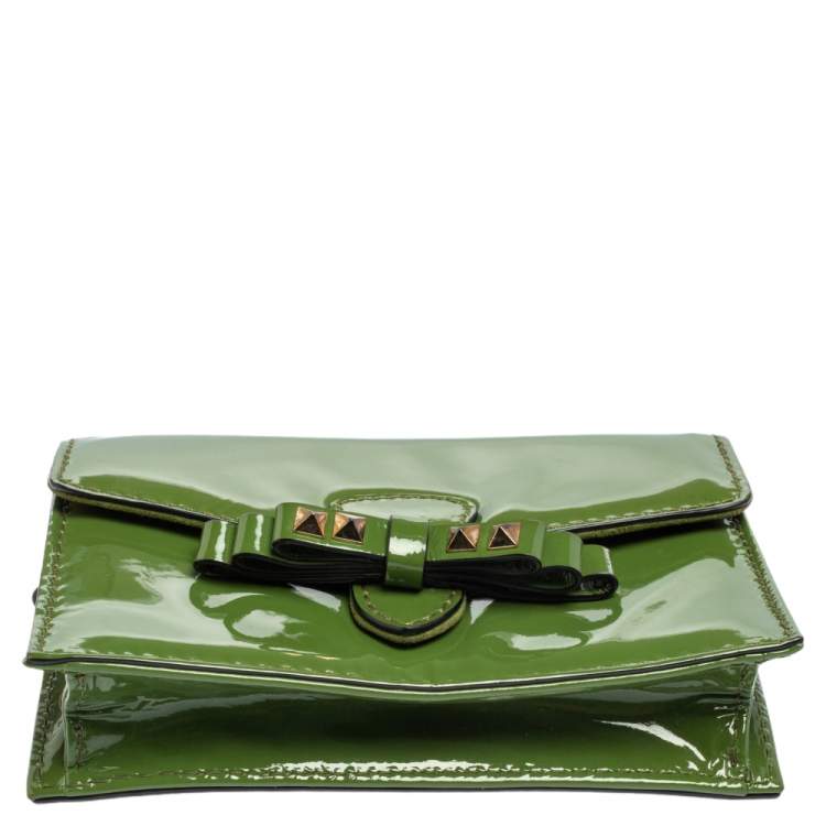 Pre Owned Valentino Green Patent Leather Rockstud Bow Wristlet Clutch