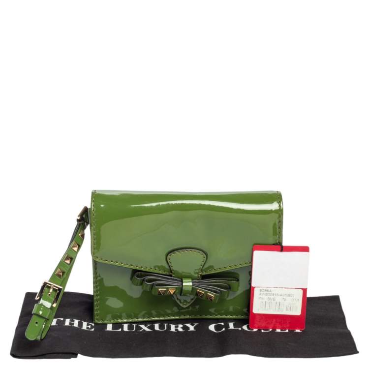 Pre Owned Valentino Green Patent Leather Rockstud Bow Wristlet Clutch