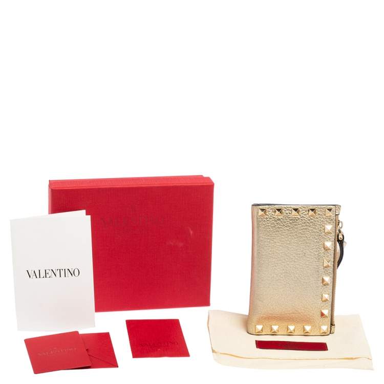 مملوكة مسبقًا Valentino Metallic Gold Leather Rockstud Zip Wallet