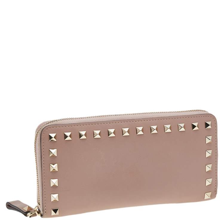 Pre Owned Valentino Beige Leather Rockstud Zip Around Wallet