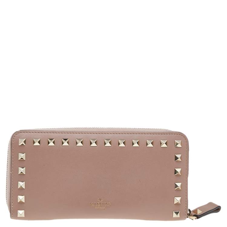 Pre Owned Valentino Beige Leather Rockstud Zip Around Wallet