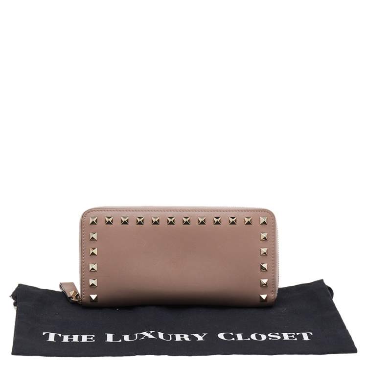 Pre Owned Valentino Beige Leather Rockstud Zip Around Wallet
