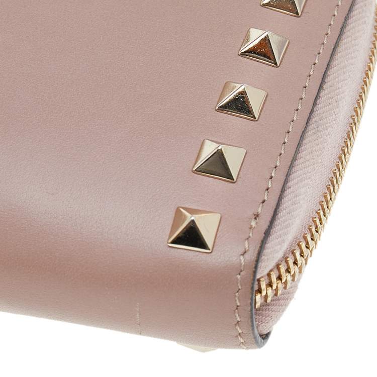 Pre Owned Valentino Beige Leather Rockstud Zip Around Wallet