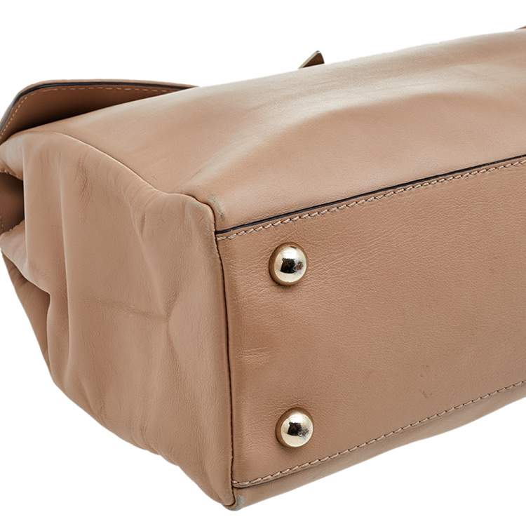 مملوكة مسبقًا Valentino Beige Leather Large Rockstud Top Handle Bag
