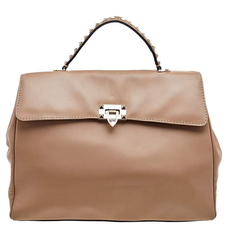 مملوكة مسبقًا Valentino Beige Leather Large Rockstud Top Handle Bag